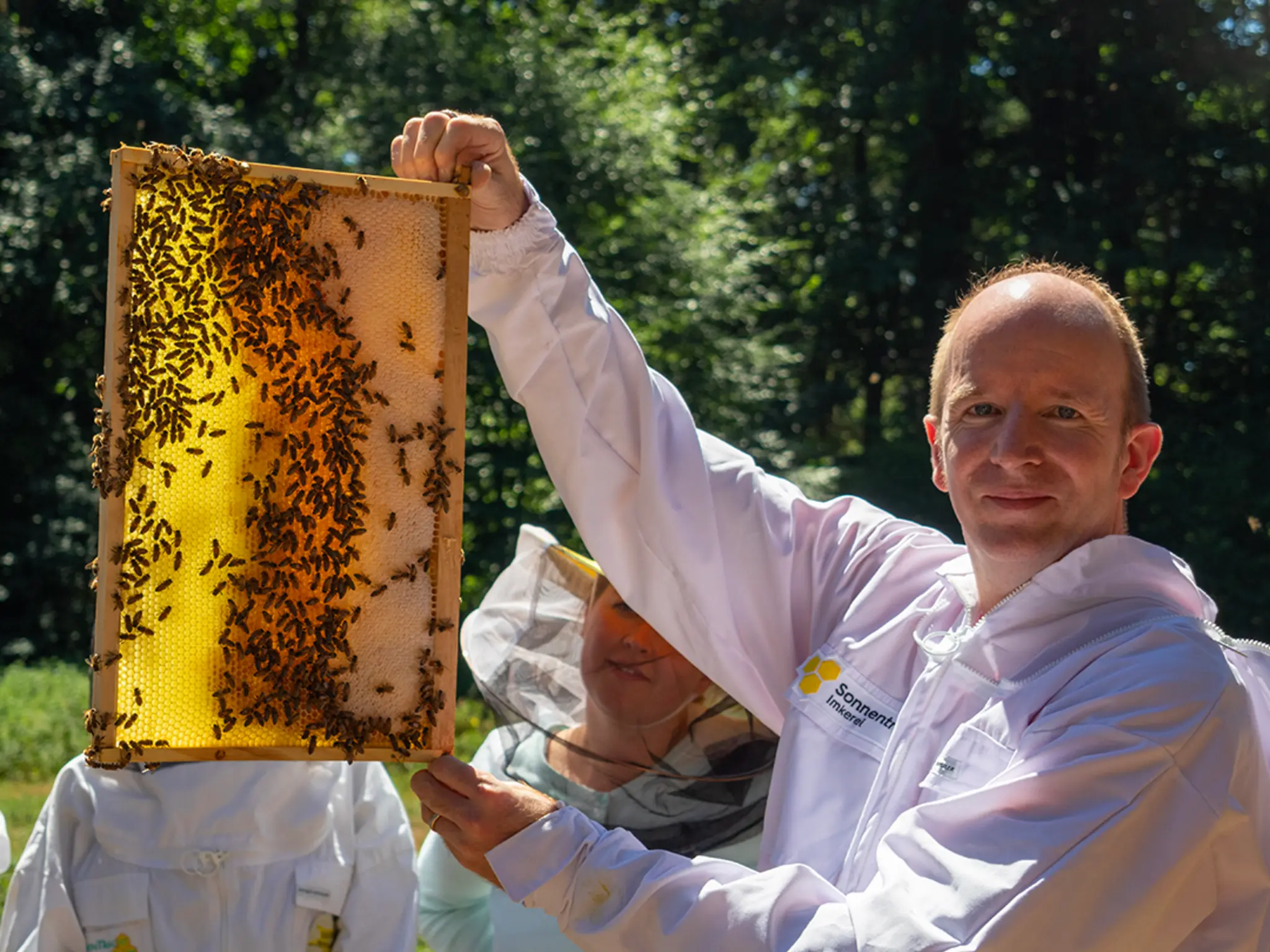 Gerrit Lang hat schon seit seiner Kindheit mit Bienen zu tun. Heute führt er mit seiner Frau Karin eine Bio-Imkerei – und ist immer noch begeistert von den fleißigen Mitarbeiterinnen.