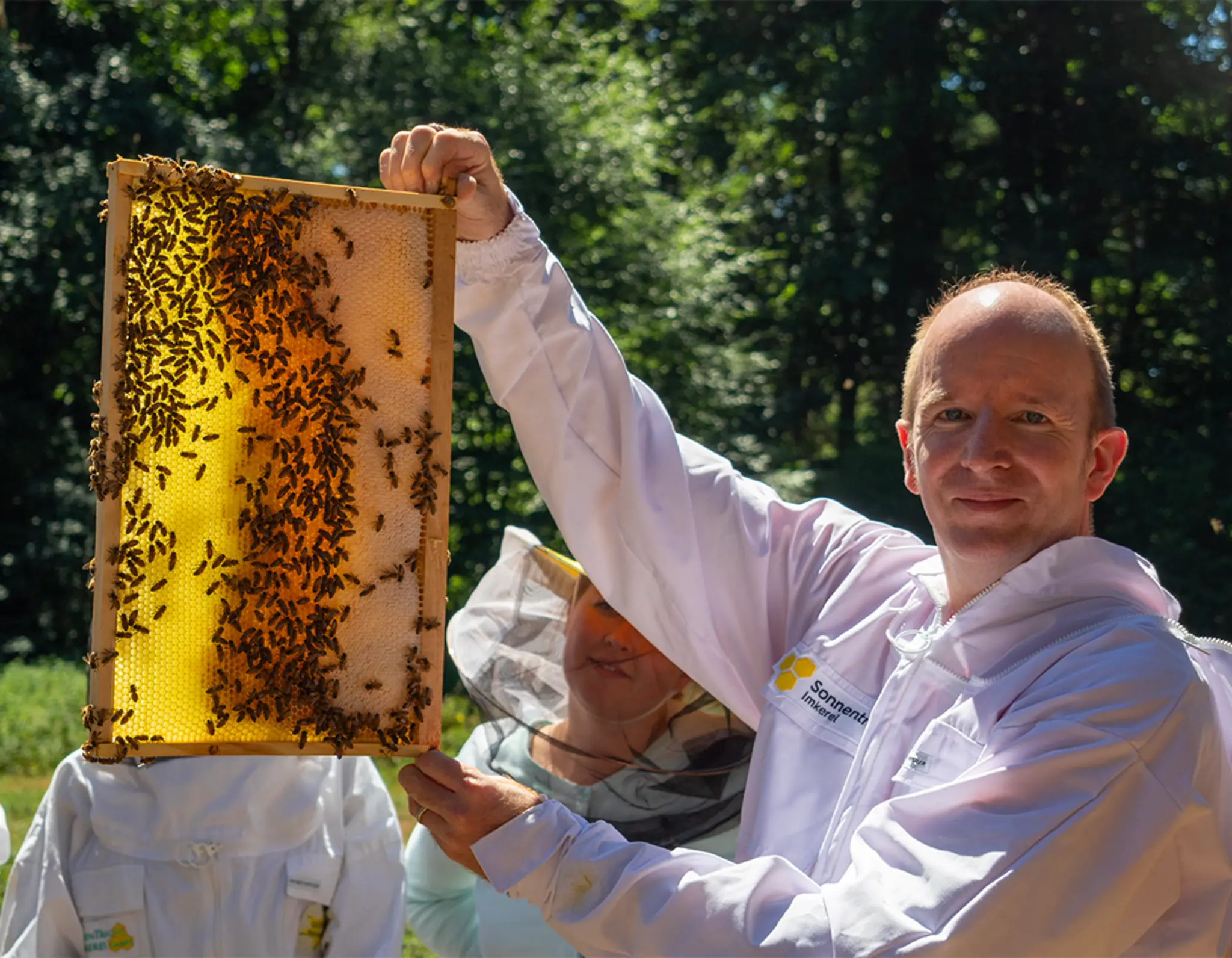 Gerrit Lang hat schon seit seiner Kindheit mit Bienen zu tun. Heute führt er mit seiner Frau Karin eine Bio-Imkerei – und ist immer noch begeistert von den fleißigen Mitarbeiterinnen.