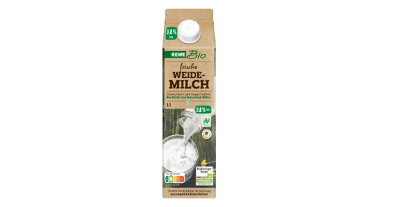 Eine Packung REWE Bio Weidemilch.