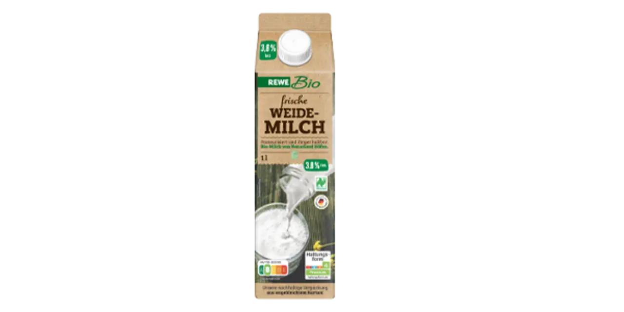 Eine Packung REWE Bio Weidemilch.