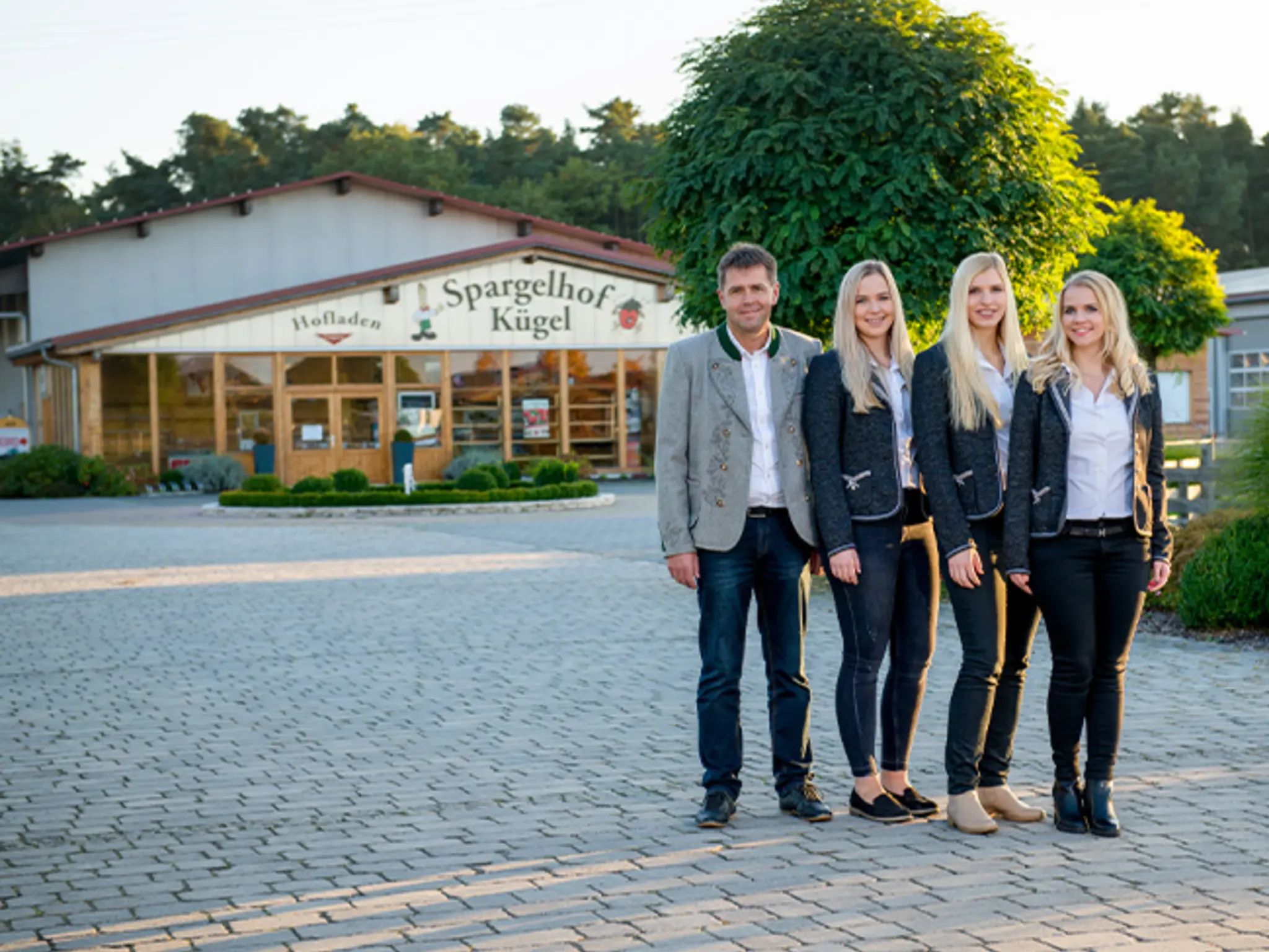 Die Familie Kügel in der Auffahrt des Spargelhof Kügel.