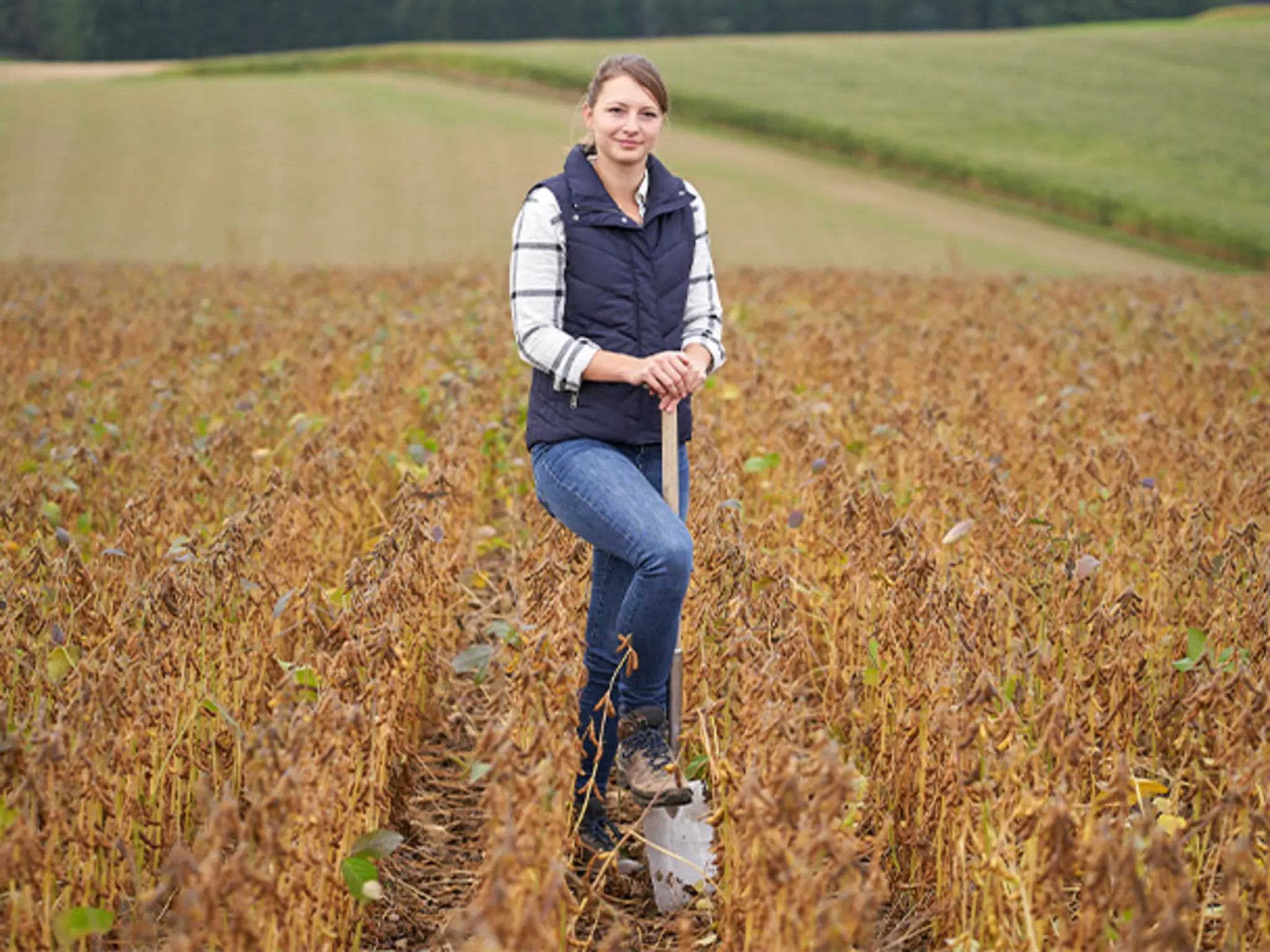 Bio-Landwirtin Anne Hefele auf einem Sojafeld.