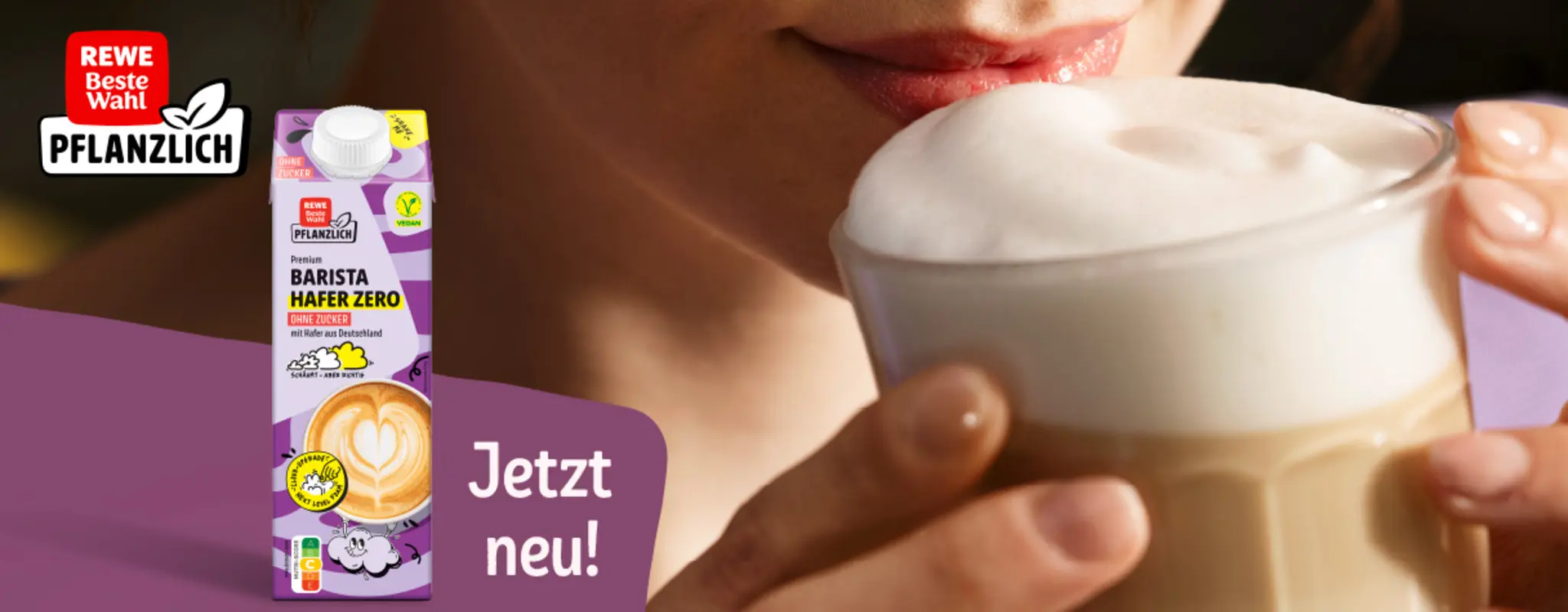 Nahaufnahme einer Person, die einen Becher Kaffee mit Hafermilch trinkt. Auf dem Bild steht das Logo „REWE Beste Wahl Pflanzlich“.
