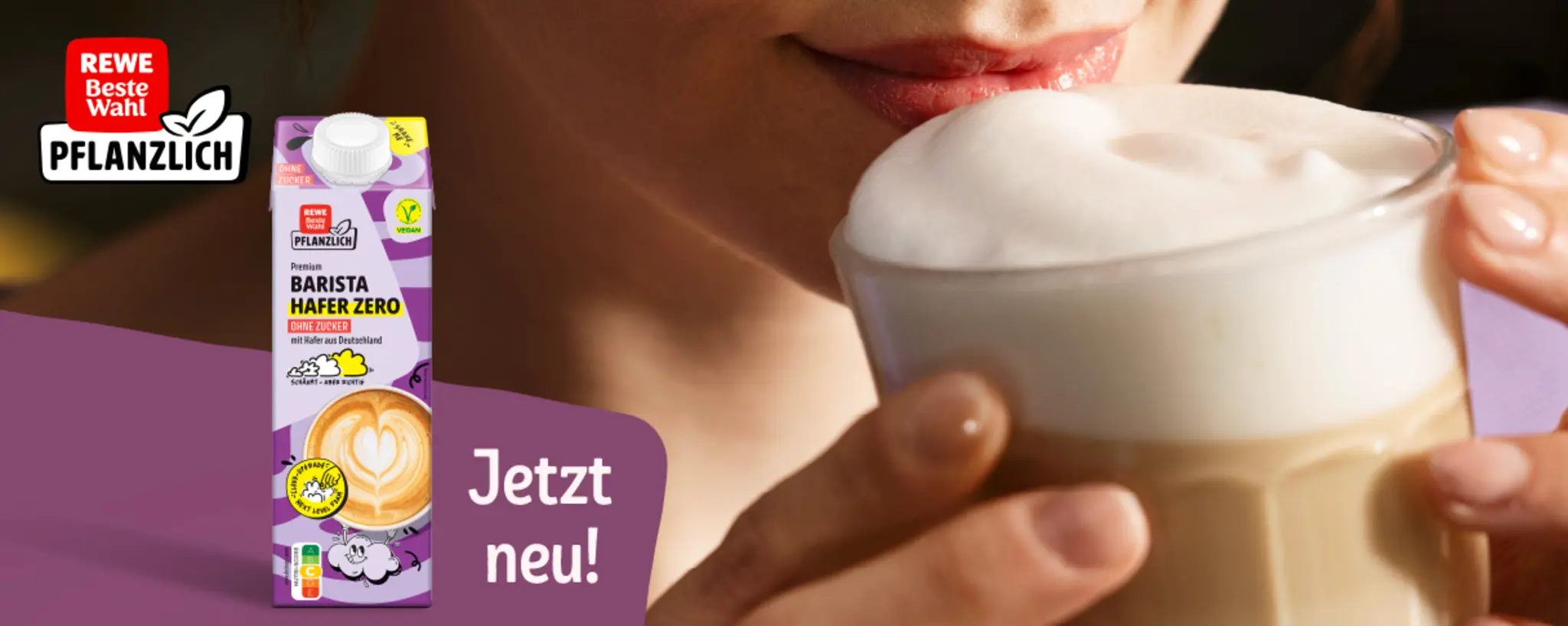 Nahaufnahme einer Person, die einen Becher Kaffee mit Hafermilch trinkt. Auf dem Bild steht das Logo „REWE Beste Wahl Pflanzlich“.