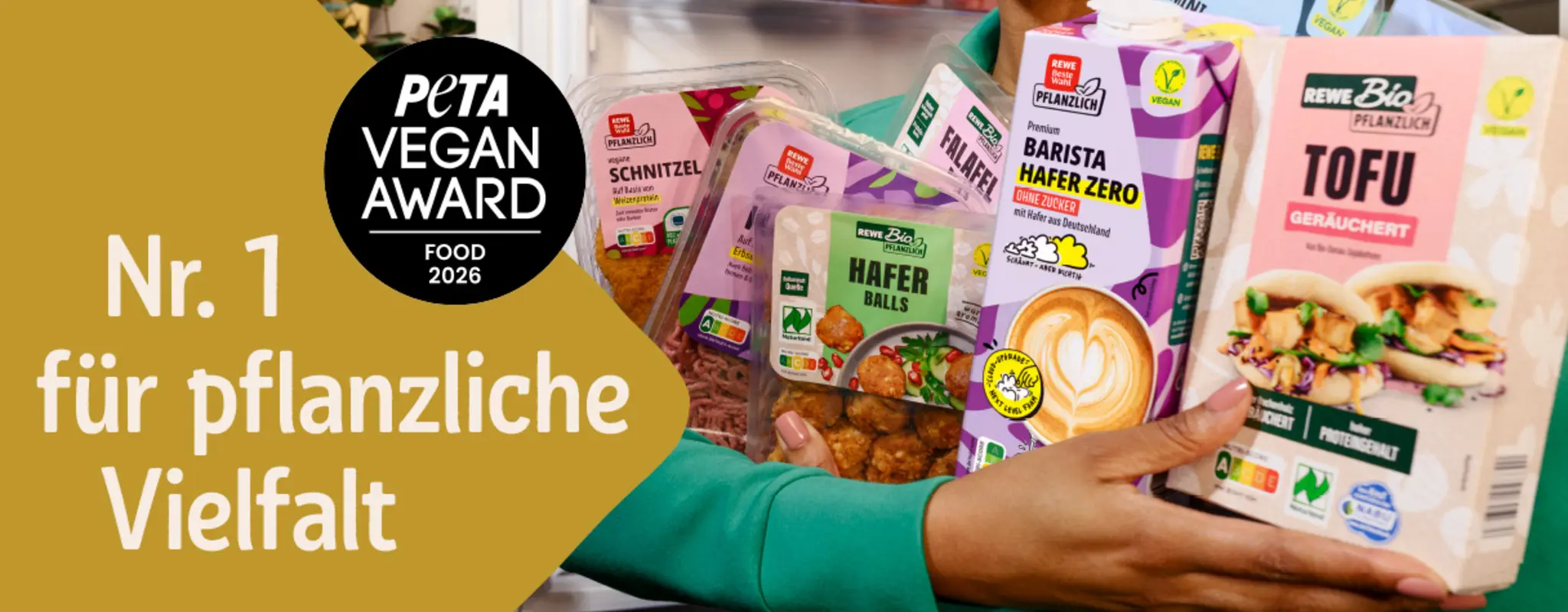 Eine Person präsentiert verschiedene Produkte der Eigenmarken REWE Bio Pflanzlich und REWE Beste Wahl Pflanzlich.