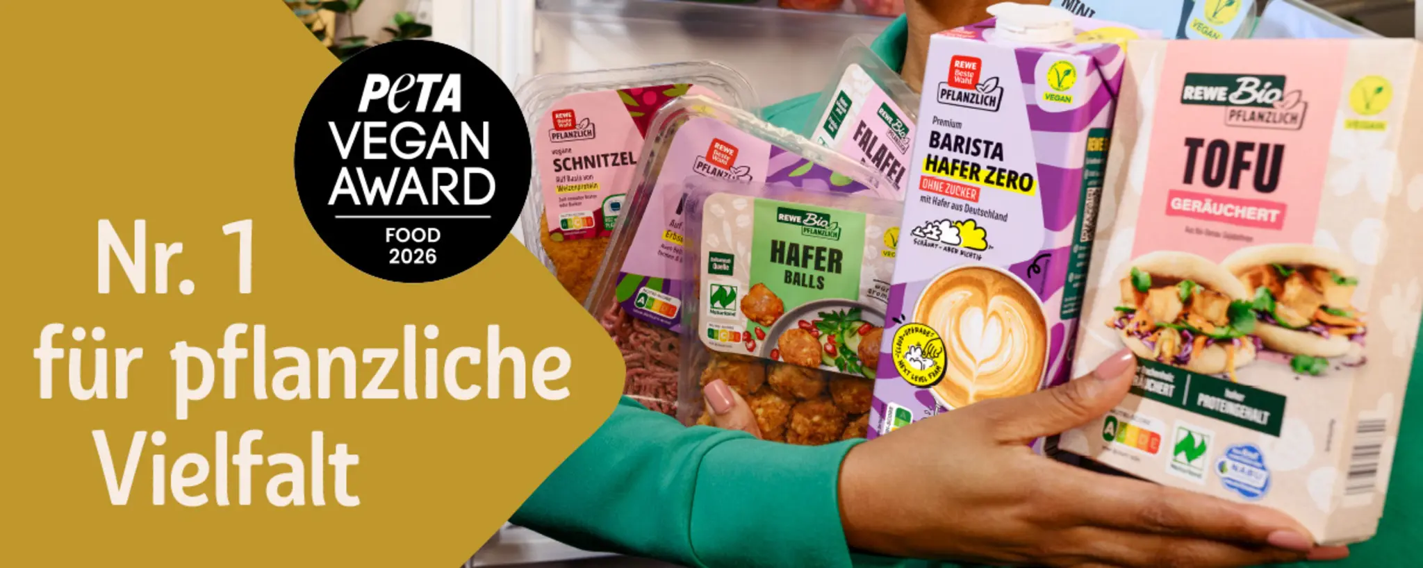 Eine Person präsentiert verschiedene Produkte der Eigenmarken REWE Bio Pflanzlich und REWE Beste Wahl Pflanzlich.