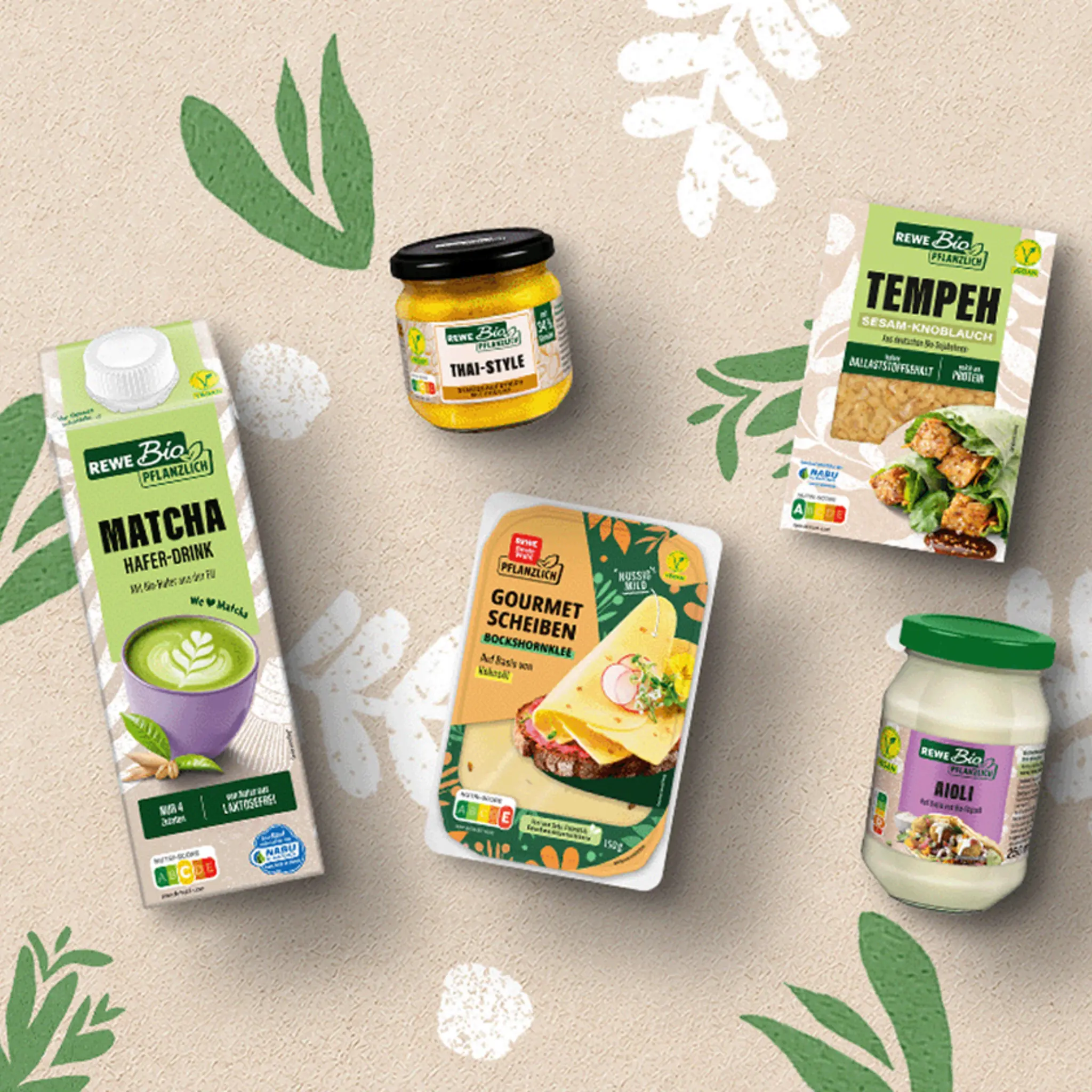 Cremiger veganer Joghurt. Darauf steht der Störer „Starte jetzt deinen Veganuary!“ 