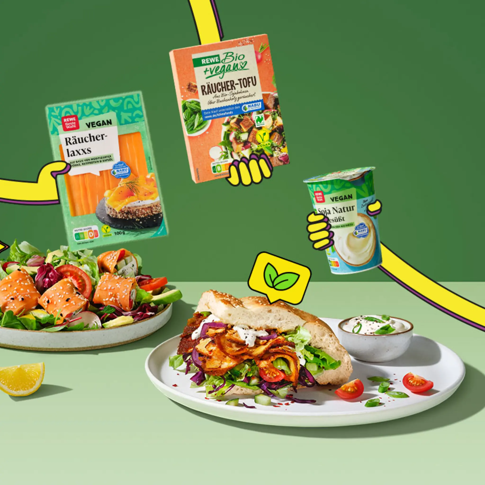 Cremiger veganer Joghurt. Darauf steht der Störer „Starte jetzt deinen Veganuary!“
