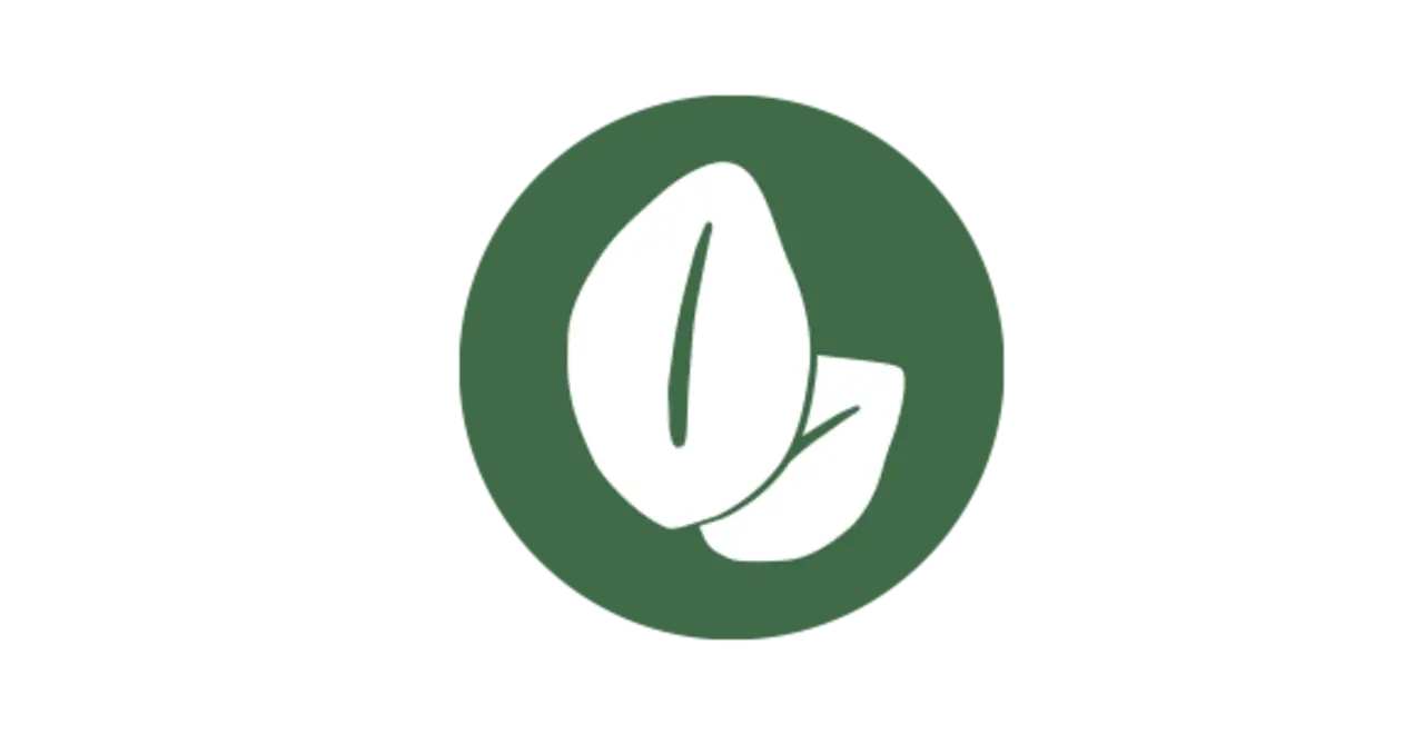 Ein grünes, rundes Label mit einem Blatt und der Aufschrift „vegan“ weist auf vegane Produkte im REWE Markt hin.