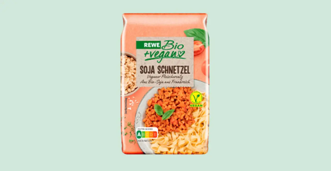 Eine Packung REWE Bio + vegan Soja Schnetzel. 
