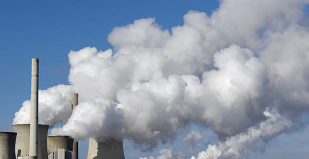 Ein Kraftwerk stößt Treibhausgase aus.