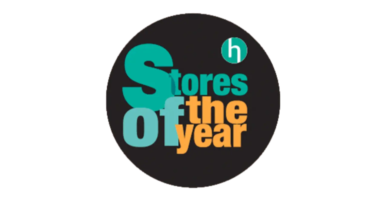 Die Auszeichnung „Store of the Year“ als bunte Schrift auf einem schwarzen Kreis.