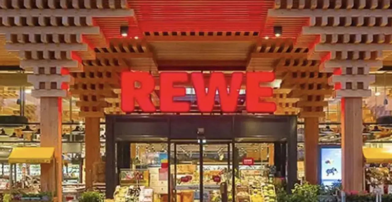 Der Eingang eines REWE Green Buildings. Die Holzbauweise ist deutlich zu erkennen.