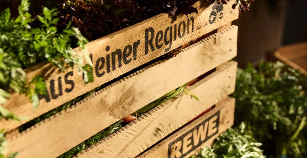 Mehrere Kisten voll regionalem Obst und Gemüse mit kurzen Transportwegen.