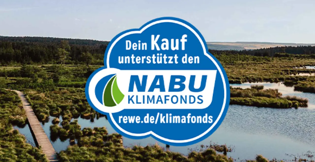 Auf einem blauen Label steht der Text „Dein Kauf unterstützt den NABU-Klimafonds. rewe.de/klimafonds“. Im Hintergrund ist ein renaturiertes Moor abgebildet.