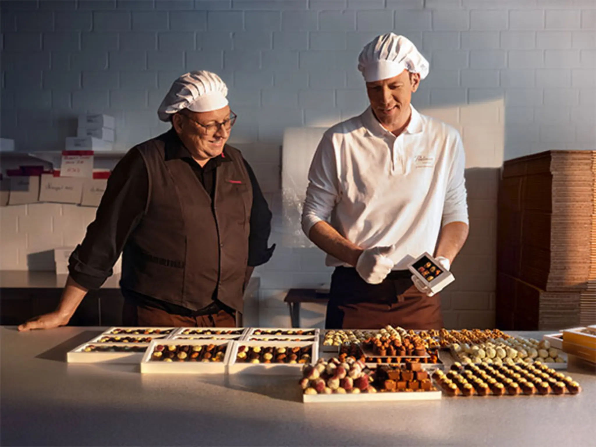 REWE Kaufmann Christoph Steverding begleitet Pralinen-Hersteller Lukas Große-Bölting bei der Herstellung seiner Manufaktur-Pralinen.