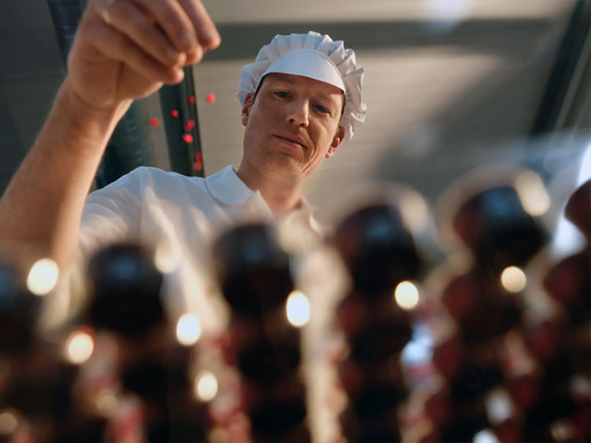 Lukas Große-Bölting verziert seine Manufaktur-Pralinen von Hand. 