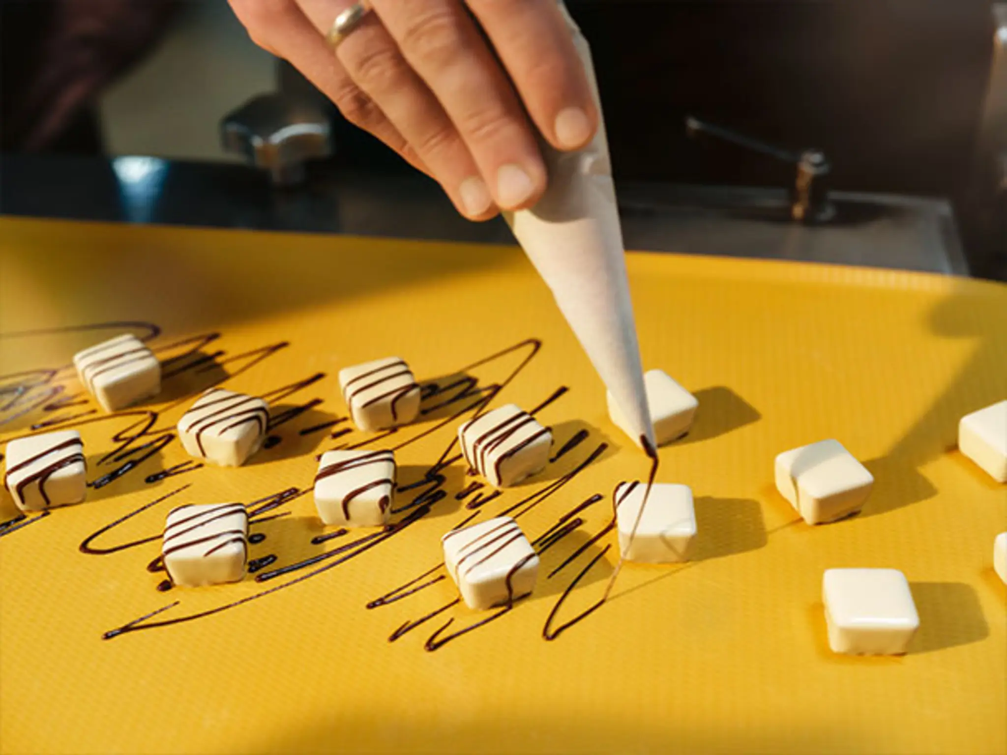 Pralinen aus der Manufactur Große-Bölting werden von Hand hergestellt und verziert. 