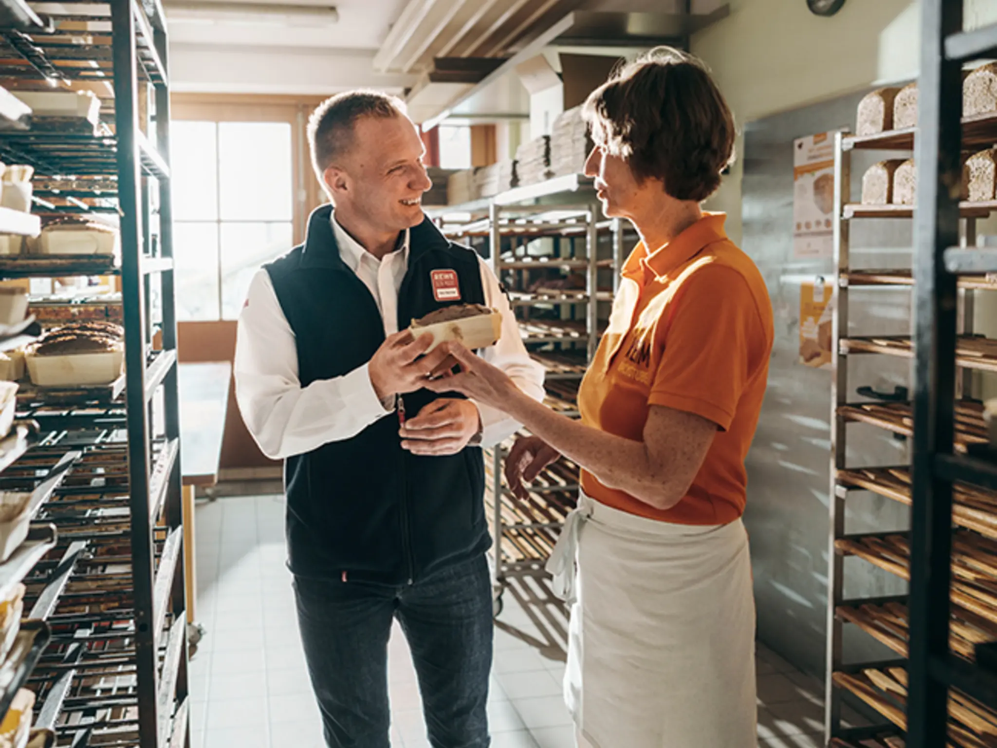 Juri Nezlow und Bettina Edmeier in der Bäckerei zwischen ihren Broten.