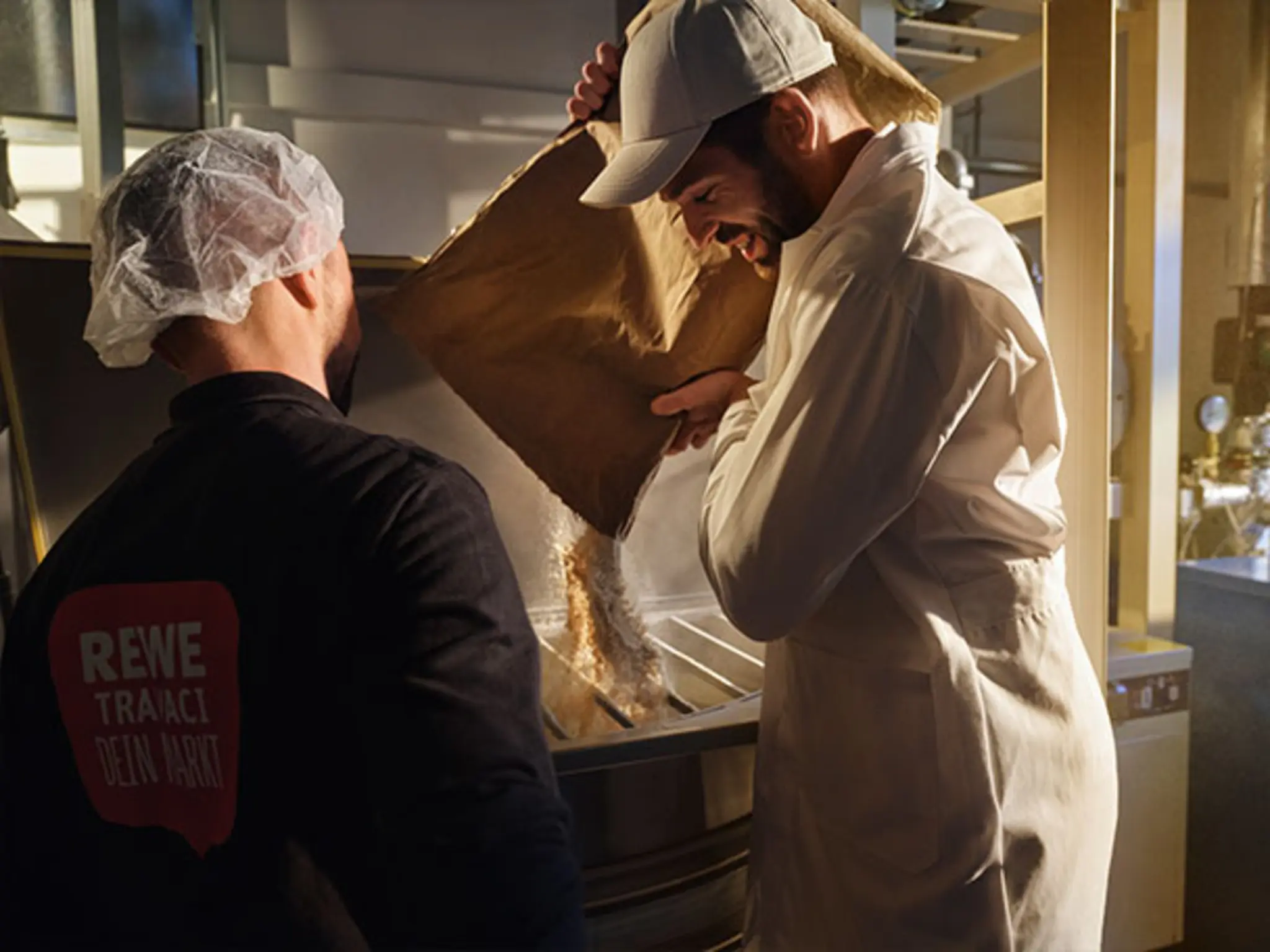 Johannes Grenzebach zeigt Tino Kley in der Nudelfabrik, wie seine regionalen Quinoa-Produkte hergestellt werden. 