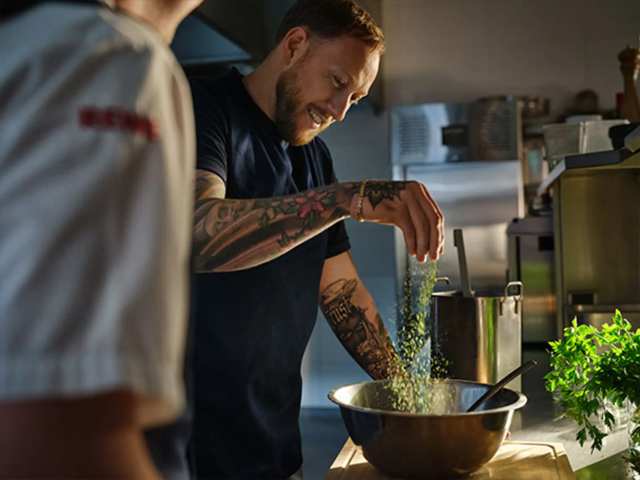 Sascha Hansen und Mario Laabs in der Küche des Port Culinar. Der Spitzenkoch zeigt dem REWE Kaufmann, wie er seine „Fienkost“ frisch zubereitet.