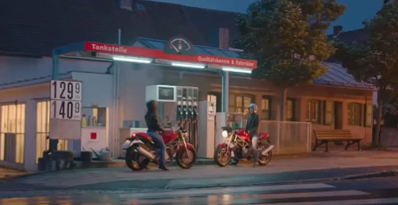 Müllerin Petra Schuster und REWE Kauffrau Susann Daubitz fahren beide Motorrad. Sie treffen sich vor einer Tankstelle. Die Darstellung vermittelt: Solche Verabredungen gibt es immer wieder. 