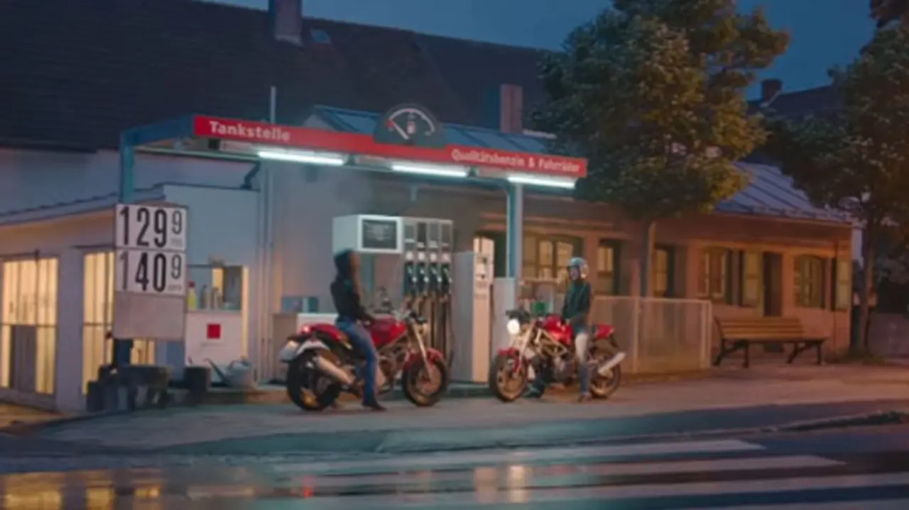 Müllerin Petra Schuster und REWE Kauffrau Susann Daubitz fahren beide Motorrad. Sie treffen sich vor einer Tankstelle. Die Darstellung vermittelt: Solche Verabredungen gibt es immer wieder. 