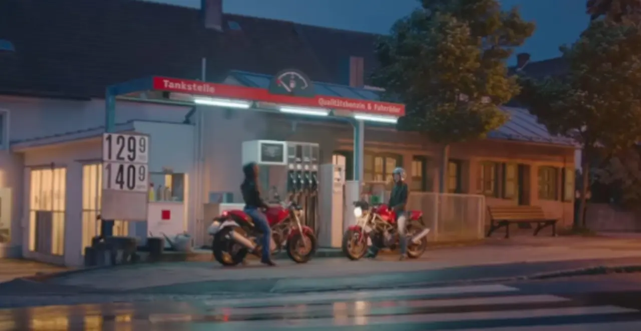 Petra Schuster und Susann Daubitz stehen sich in der Dämmerung auf Motorrädern gegenüber.