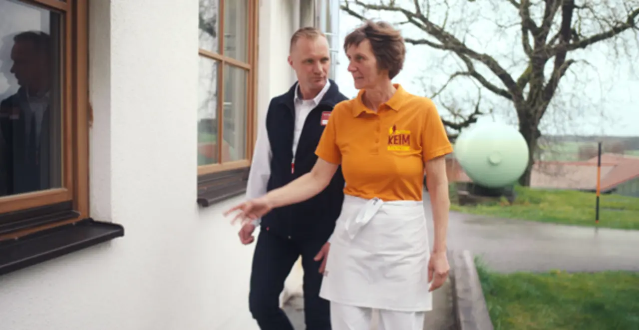 Ein Bild von REWE Lokal-Partnerin Bettina Edmeier und REWE Kaufmann Juri Nezlow.
