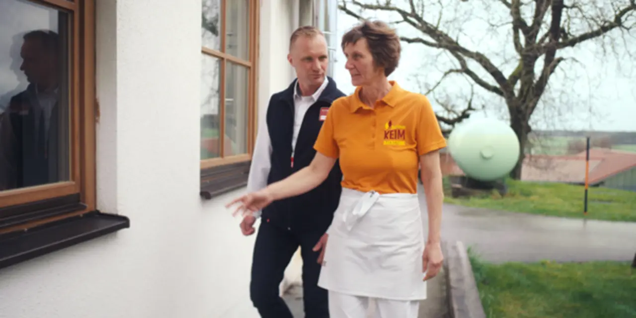 Ein Bild von REWE Lokal-Partnerin Bettina Edmeier und REWE Kaufmann Juri Nezlow.
