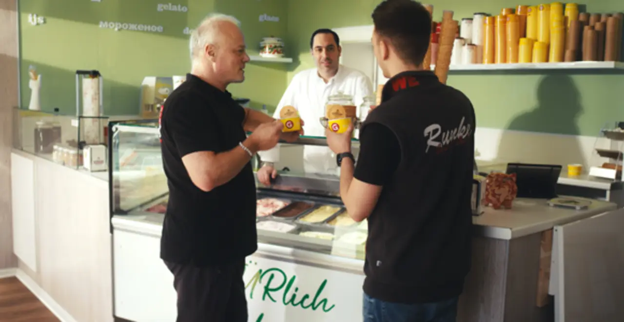 REWE Kaufmann Frank Runkel isst Eis in Roberto Ghirlonis Eisdiele.