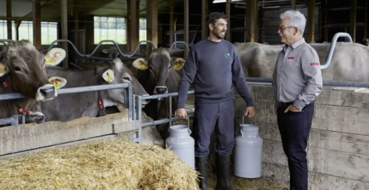 Ein Bild von REWE Kaufmann Rainer Hahn und Lokal-Partner Michael Müller.