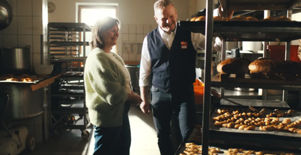 REWE Lokal-Partnerin Sophia Sucholas und REWE Kaufmann Björn Keyser in der Backstube des Pfarrgut Taubenheim. 