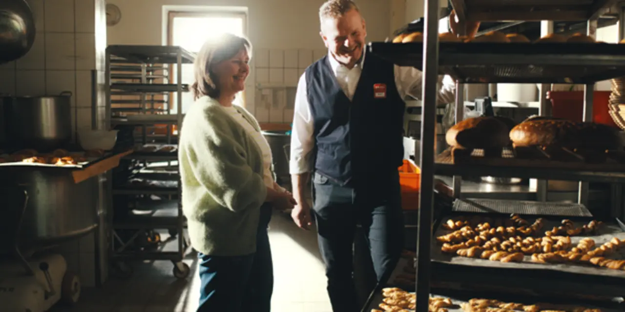 REWE Lokal-Partnerin Sophia Sucholas und REWE Kaufmann Björn Keyser in der Backstube des Pfarrgut Taubenheim. 