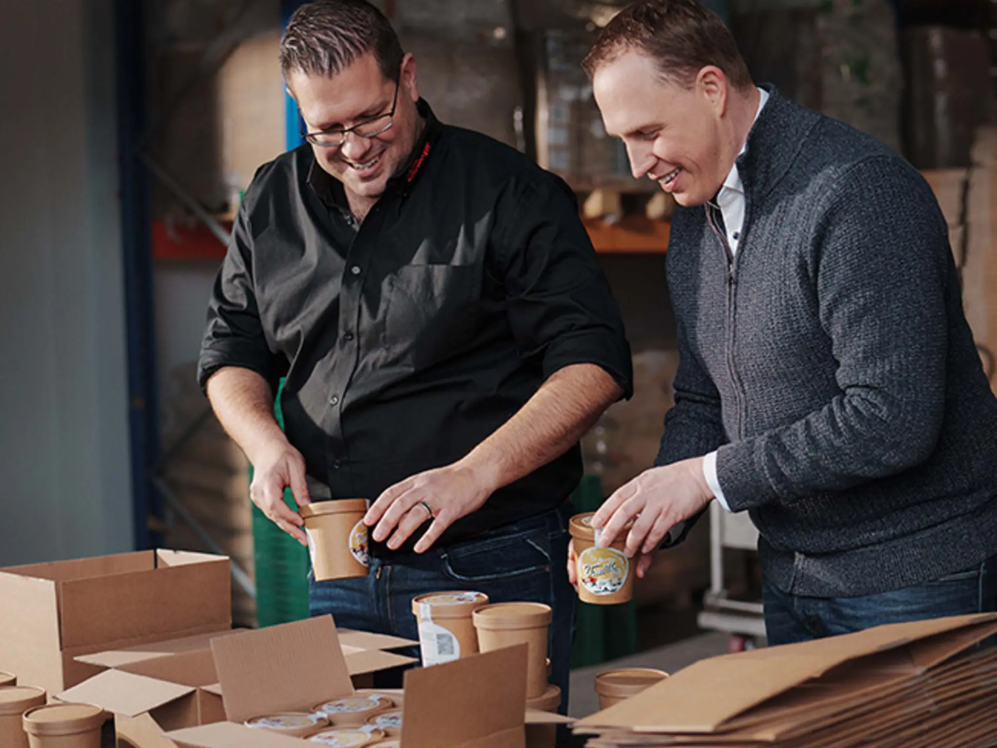 Bernd Kaffenberger und Sascha Greiner verpacken das Eis in Kartons.