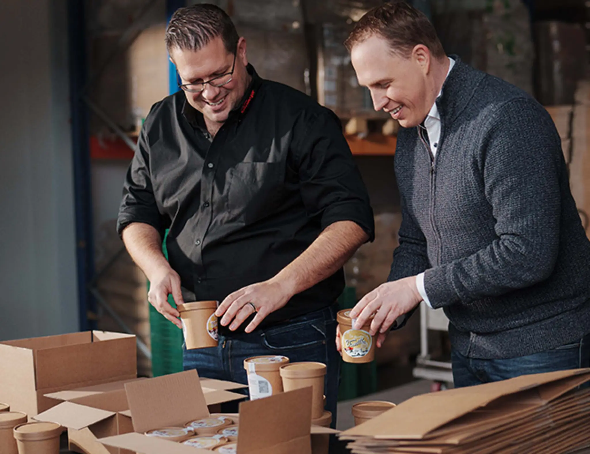 Bernd Kaffenberger und Sascha Greiner verpacken das Eis in Kartons.