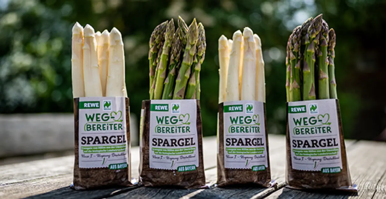 REWE Wegbereiter grüner Spargel und weißer Spargel in einem Körbchen. 