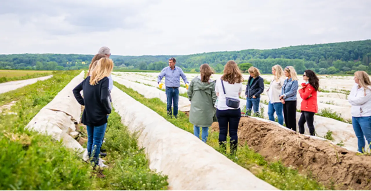 Landwirt:innen und Naturland Mitarbeitende auf einem Feld. 