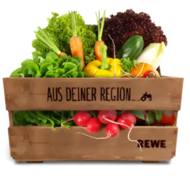 Eine Holzkiste mit der Aufschrift „Aus deiner Region“ und einem Traktor. Der kleine illustrierte Traktor kennzeichnet bei REWE regionale Produkte. In der Kiste liegt eine Auswahl an regionalem Obst und Gemüse. 