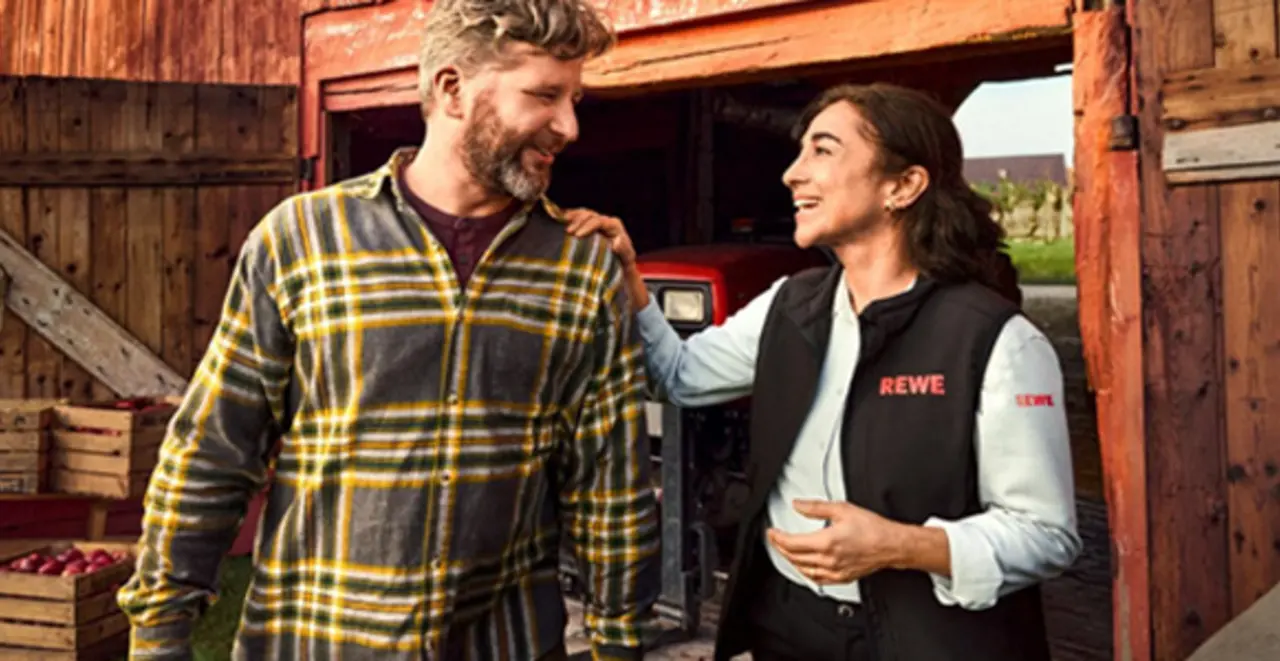 Ein regionaler Landwirt und eine REWE Mitarbeiterin im Gespräch.