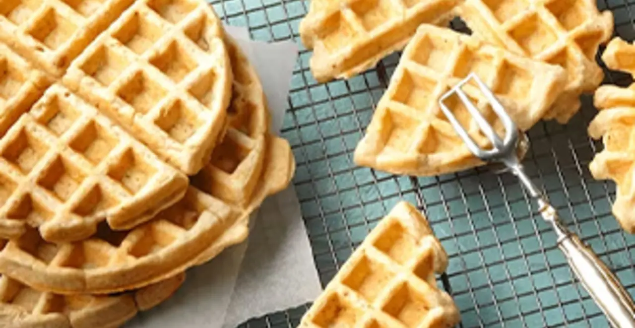 Mehrere Tonka-Bananen-Waffeln liegen zum Abkühlen auf einem Rost. Eine Waffel ist schon griffbereit auf dem Teller.
