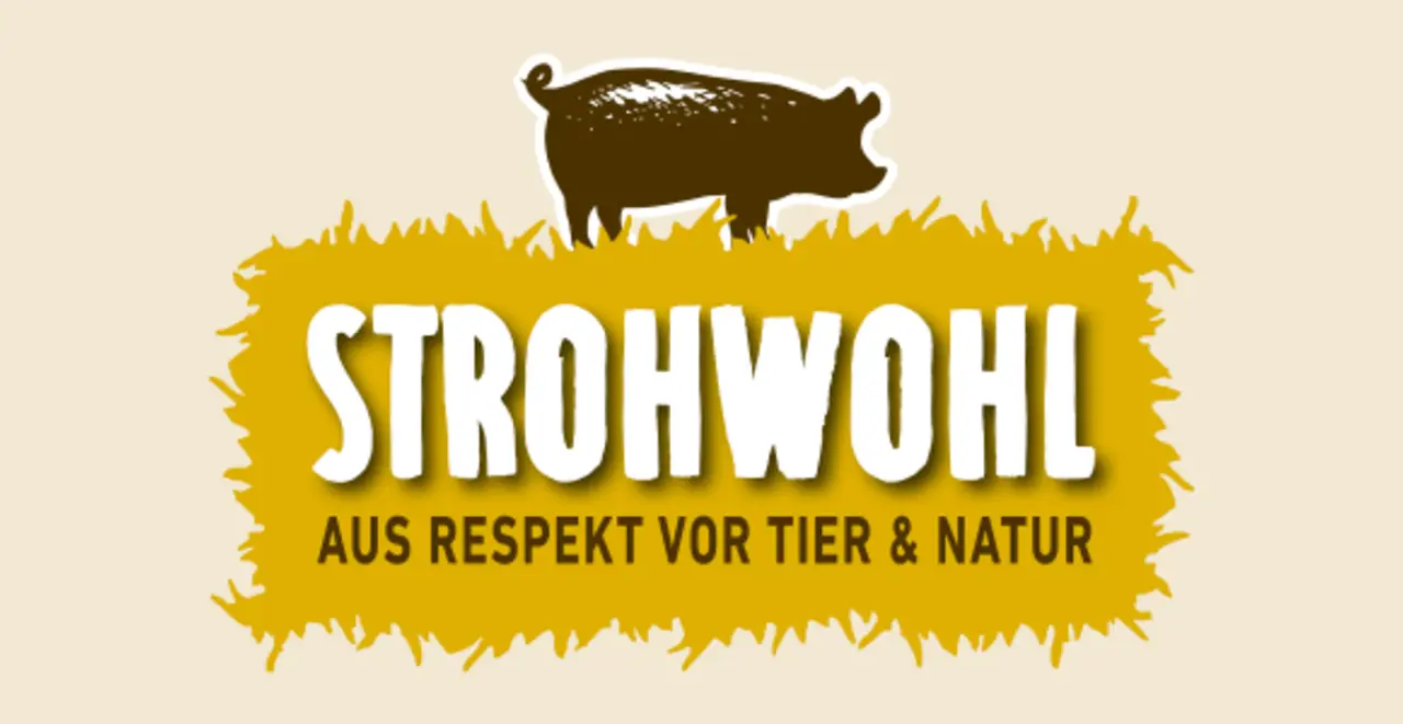 Das Logo zeigt ein illustriertes Schwein auf Stroh. Auf dem Stroh steht „Strohwohl. Aus Respekt vor Tier und Natur.“ 