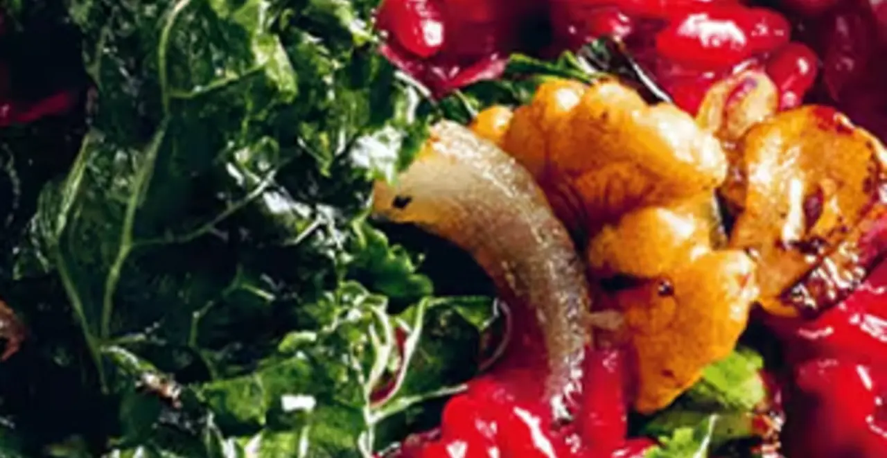 Ein Teller Rote-Beete-Risotto mit Grünkohl.