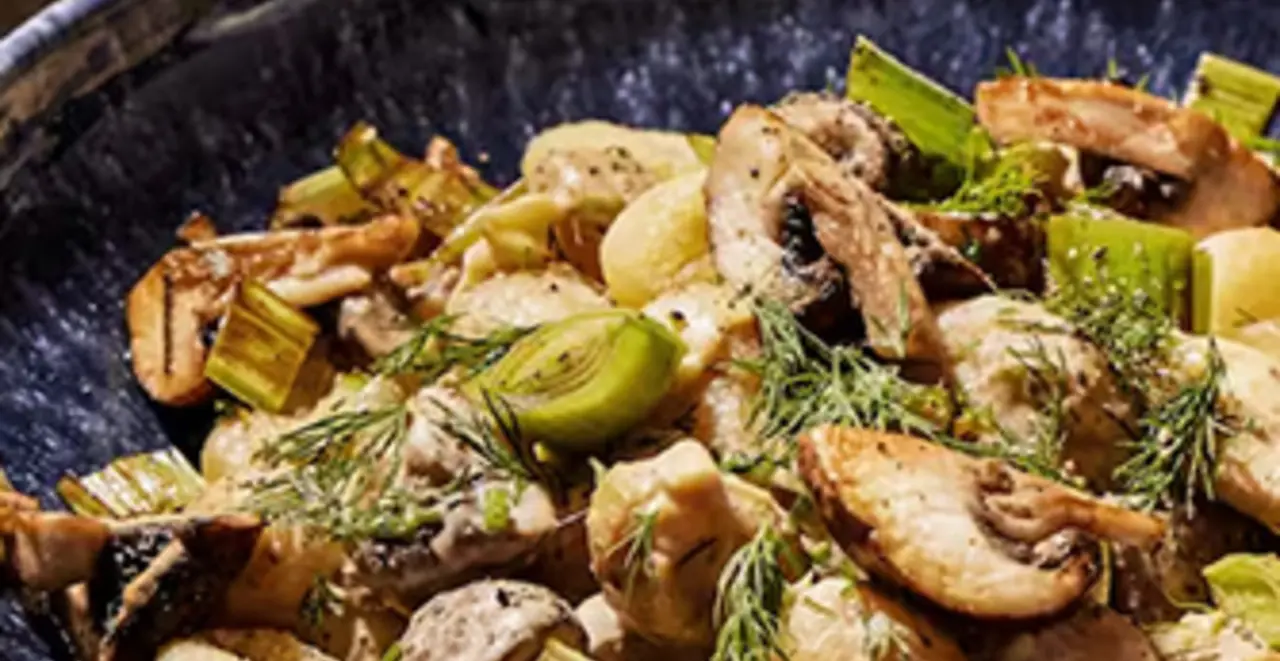 Auf einem gedeckten Tisch stehen mehrere Teller Gnocchi-Pfanne mit Lauch.