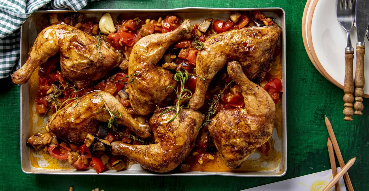 Hähnchenkeulen auf Auberginen und Tomaten