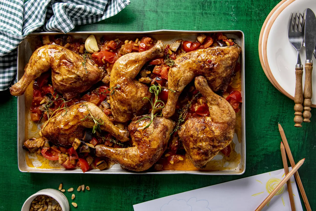 Hähnchenkeulen auf Auberginen und Tomaten