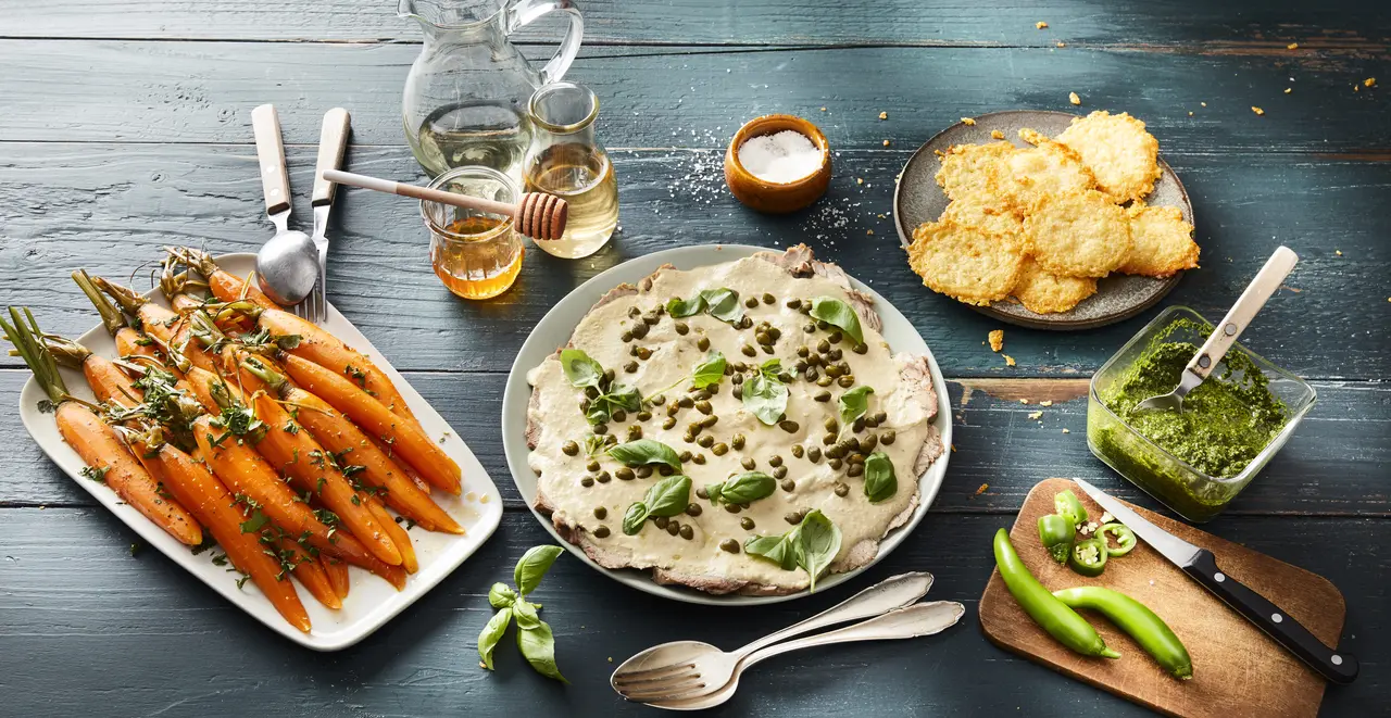 Vitello tonnato mit Honig-Karotten, Parmesan-Chips & Mojo Verde