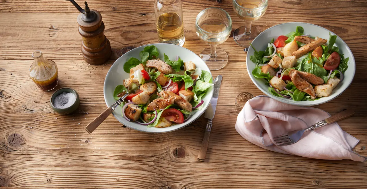 Bunter Brotsalat mit Putenstreifen