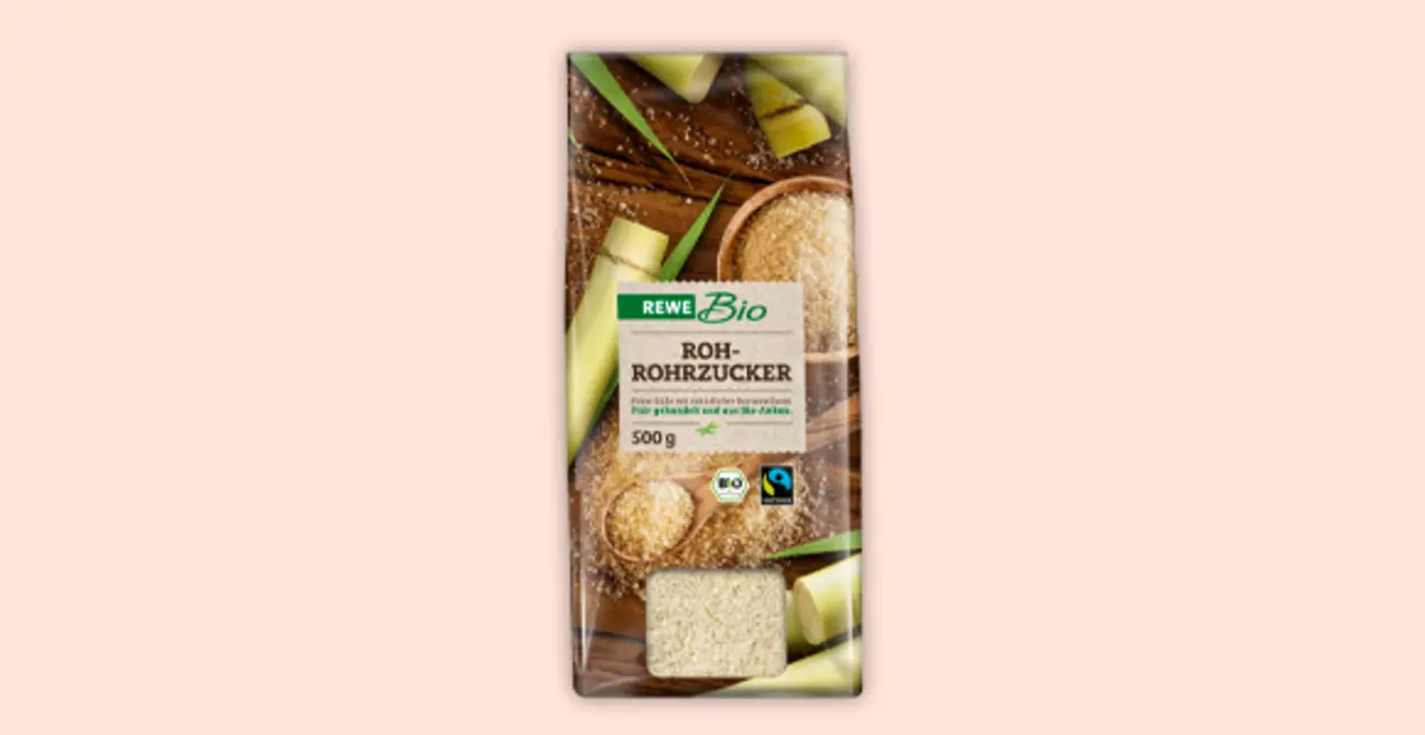 Eine Packung REWE Bio Rohrohrzucker.