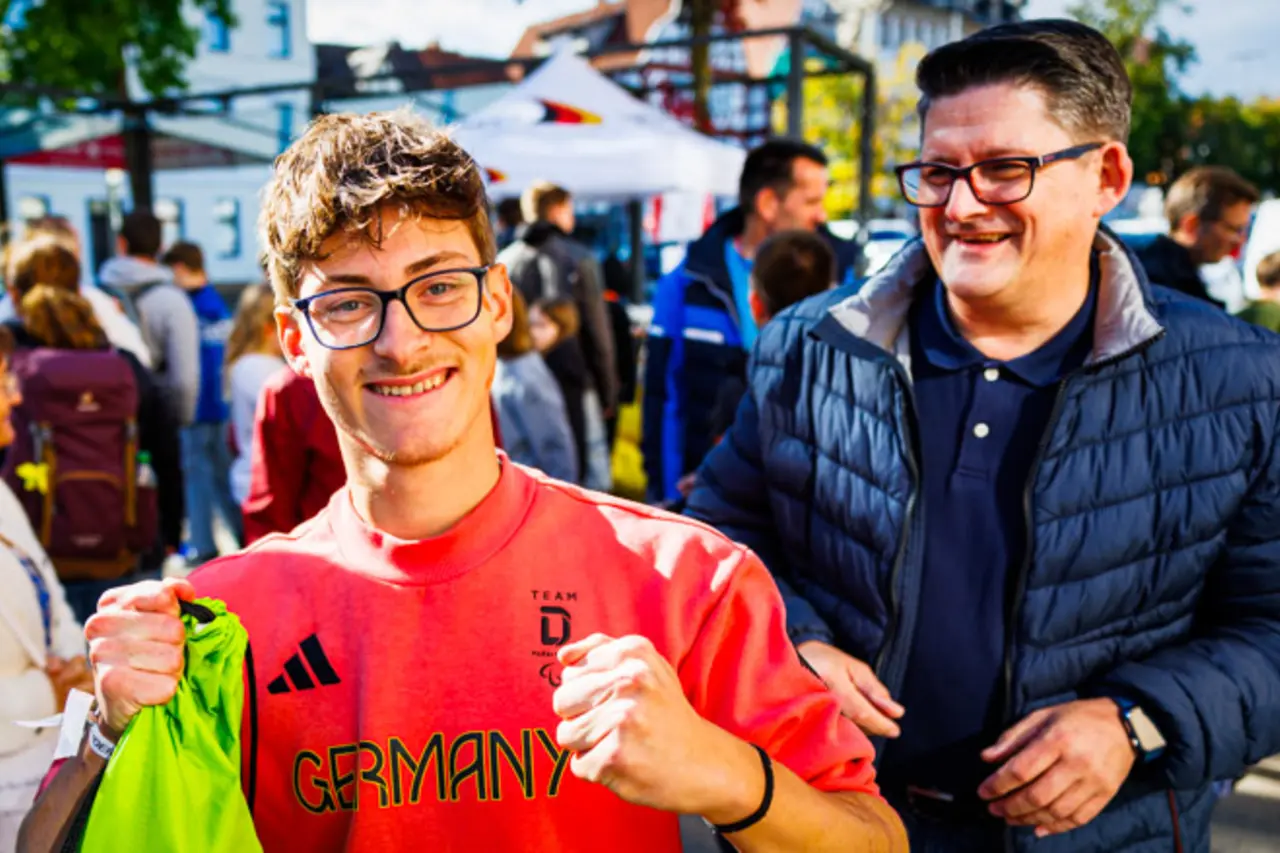 Ein Jugendlicher mit Behinderung mit Scott Mc Donald, dem Vorsitzenden unserer Gesamtschwerbehindertenvertretung bei REWE